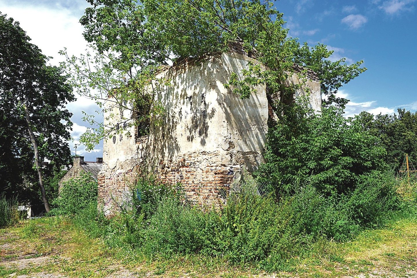 Išlikusį vienintelį apleistą sodo pastatą jau seniai pamėgo asocialūs asmenys.<br>V.Ščiavinsko nuotr.