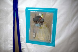 JAV ketvirtą dieną iš eilės fiksuojama daugiau kaip 1,2 tūkst. koronavirusu užsikrėtusių žmonių mirčių