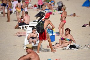 Paplūdimiuose klesti nelegali prekyba alkoholiu ir čeburekais: papasakojo, kokių gudrybių imasi prekiautojai