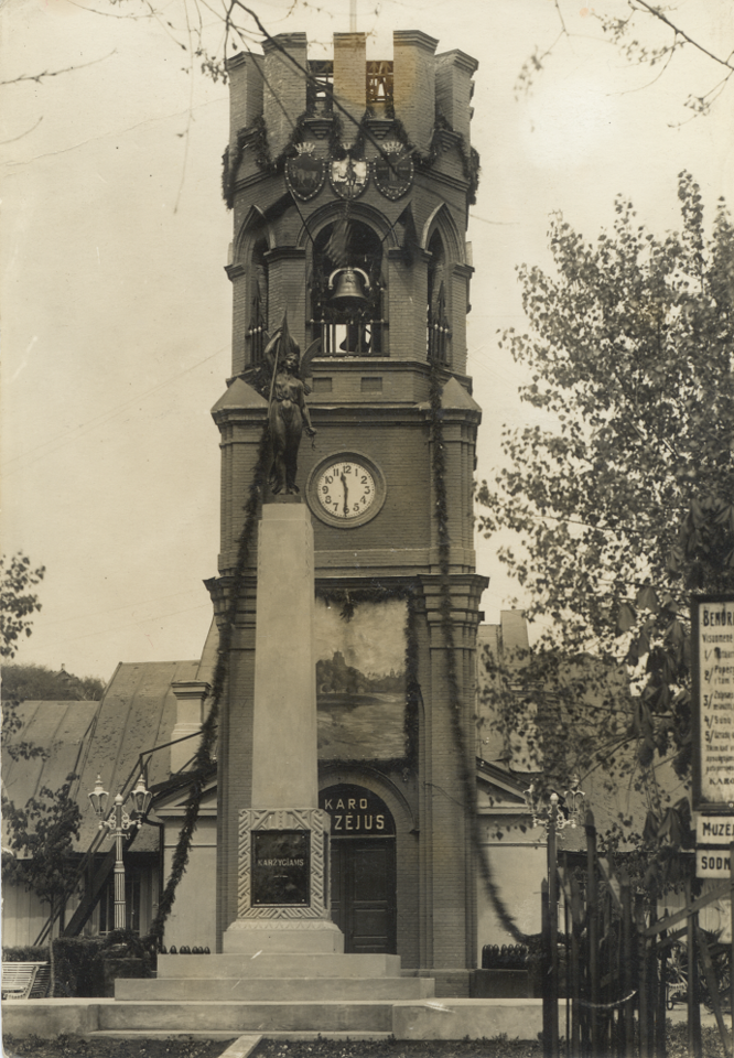 Laisvės varpas karo muziejaus bokšte 1928–1932 m.<br>Vytauto Didžiojo karo muziejaus archyvo nuotr.