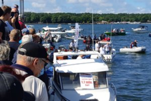 Į Klaipėdą iš visos Lietuvos suvažiavę ir suplaukę žvejai mėgėjai skandavo: ne – verslinei žūklei!