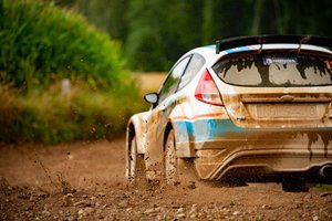Pirmąją „Samsonas Rally Rokiškis“ dieną savo persvarą augino Nikolajus Gryazinas