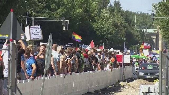 Tūkstančiai vokiečių protestuoja dėl karantino ribojimų