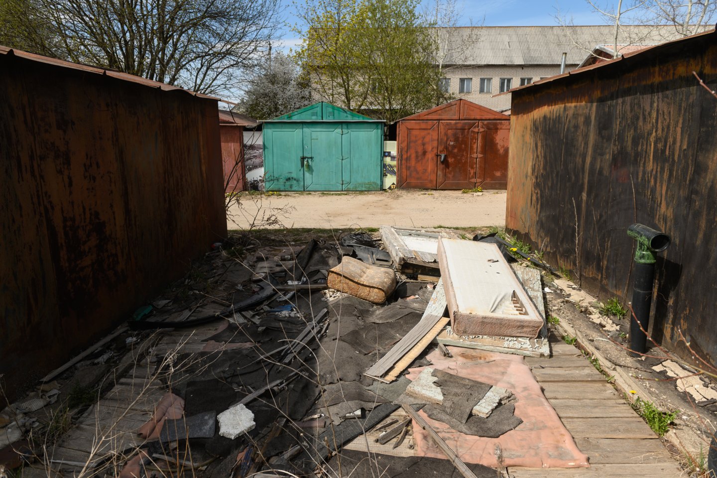 Didžioji dalis metalinių garažų Vilniuje yra apleisti, aplink juos mėtosi šiukšlės, garažai trūnija ir kelia grėsmę asmenų sveikatai, aplinkai bei turtui.<br>V.Skaraičio nuotr.
