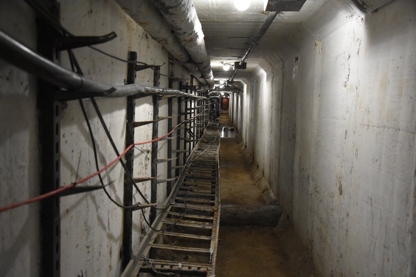  Požeminiai tuneliai - sovietmečio palikimas. Juos įveikti tamsoje norinčių netrūksta.  <br> A.Srėbalienės nuotr.
