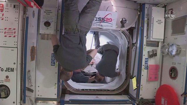 Istorinė kelionė: du astronautai grįžta į Žemę su „SpaceX“