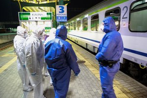 Tarp naujausių COVID-19 atvejų – įvežtinai iš Lenkijos ir Airijos, trys susiję su protrūkiais