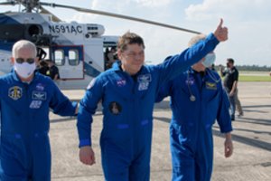 „SpaceX“ pilotuojamas erdvėlaivis sugrįžo į Žemę: meldėsi ir E. Muskas