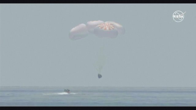 Po istorinės misijos „SpaceX“ pilotuojamas erdvėlaivis su dviem astronautais saugiai pasiekė Žemę