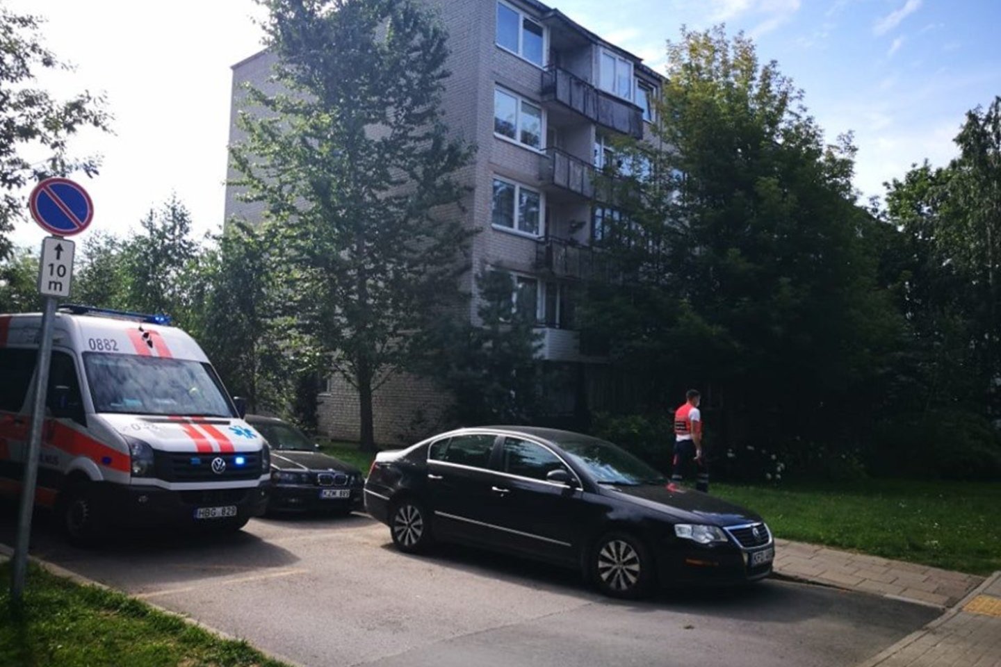 Vilniuje pro 5-o aukšto langą iškrito vyras.<br> I.Vainalavičiūtės nuotr.