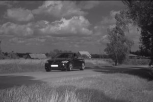 BMW per kaimą skrido beveik tris kartus greičiau, nei leistina: įamžino trikojis