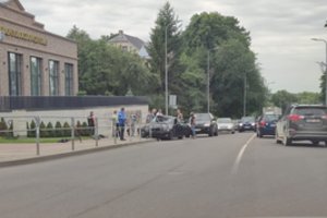 Staiga sutrikus vairuotojos sveikatai Tauragės centre BMW trenkėsi į apsauginę tvorelę