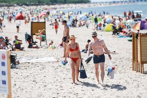 Į paplūdimius sugrįžo sovietmečiu populiari mada: draudimai žalingų įpročių nesumažino
