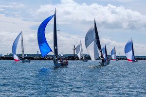 Pirmajame „Kuršių marių regatos“ etape – sudėtingos starto sąlygos ir nuo pirmųjų minučių užsimezgusi sportinė intriga