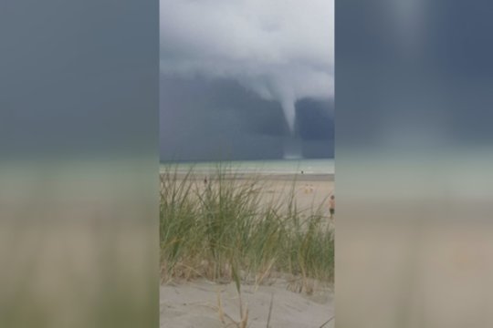 Į paplūdimį atėję poilsiautojai neteko žado: puolė filmuoti jūroje pamatytą vaizdą