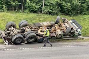 Greitkelyje greta Vilniaus apsivertė vilkikas