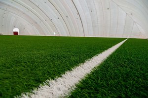 Sostinėje atidaromas pripučiamu kupolu dengtas Pilaitės futbolo maniežas