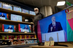 Prekybos karai ir brangios paskolos verčia A. Lukašenką griebtis naujos strategijos 