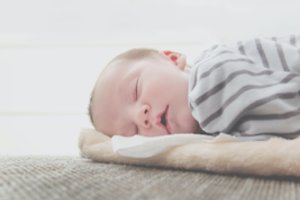 Kūdikio galvos forma gali deformuotis ir dėl labai tėvų mėgstamo daikto