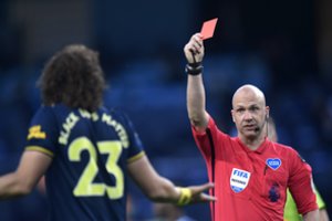 Futbolininkams už tyčinį apkosėjimą grės išvarymas iš aikštės