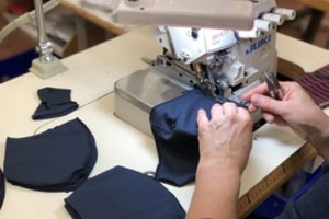 „Utenos trikotažas“: daugkartinių kaukių paklausa pašoko kelis kartus: kuriami nauji modeliai, tobulinamos apsauginės savybės