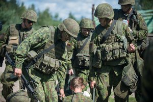 Skaitytojams užkliuvo karių elgesys – „pakvailiojimai“ priveda iki tarnybinių patikrinimų