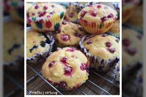 Purūs ir minkšti varškės keksiukai su serbentais