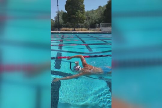 Internetas ūžia: olimpinė čempionė baseiną perplaukė su šokoladinio pieno stikline ant galvos  