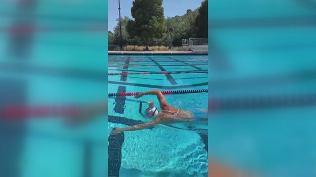 Internetas ūžia: olimpinė čempionė baseiną perplaukė su šokoladinio pieno stikline ant galvos  