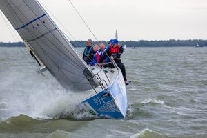 Antrajame Lietuvos buriavimo klubų čempionato etape lyderiaujančiai „Nautikus“ įgulai ant kulnų lipo konkurentai