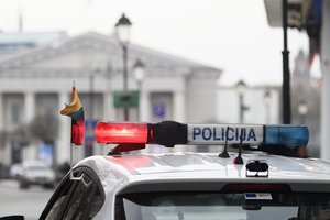 Vilniuje po pietų pasipylė avarijos: numušti paspirtukas, mopedas, pėsčiasis