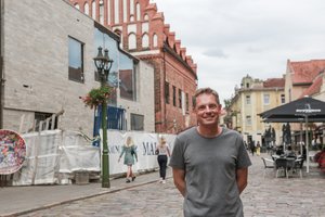 Kaunas ūžia: kas drįso šalia akmeninio grindinio kelti tokią bjaurybę