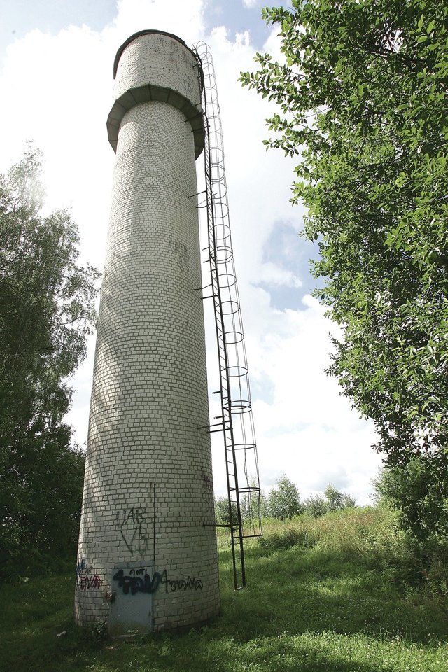 Lietuvoje dar apstu senų vandens bokštų, tačiau jų renovuoti neapsimokėtų, jei stambesni kaimo vartotojai galėtų įsirengti giluminius gręžinius.<br>V.Balkūno nuotr.