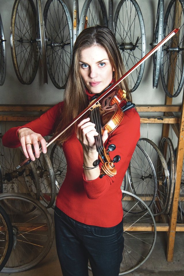 Malmės gatvėse galima išvysti dviračiu važiuojančią lietuvę smuikininkę, kuri visur vežasi instrumentą.<br>H.Arvidsson nuotr.