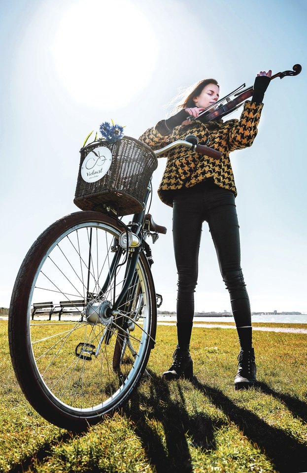 Malmės gatvėse galima išvysti dviračiu važiuojančią lietuvę smuikininkę, kuri visur vežasi instrumentą.<br> H.Arvidsson nuotr.