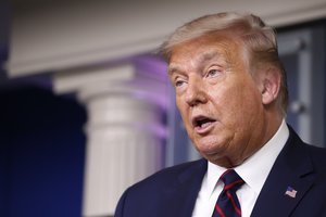 „Facebook“ ir „Twitter“ ėmėsi veiksmų prieš dezinformaciją skleidžiantį D. Trumpą