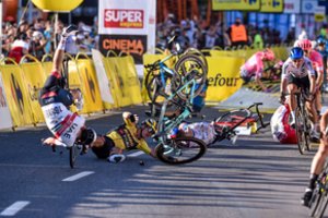 Po baisios griūties lenktynėse Lenkijoje – kova dėl dviratininko gyvybės: „Neteko labai daug kraujo“