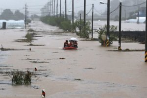 Anomalios liūtys sukėlė potvynius Seule, žuvo jau 16 žmonių