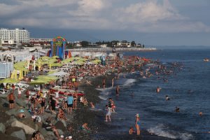 Rusijos medikai laukia naujos koronaviruso bangos: ribojimai žmonėms nė motais, kaukės – įžeidimas