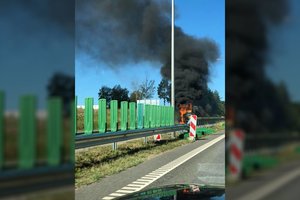 Greitkelyje prie Vilniaus atvira liepsna degė vilkikas, sutriko eismas Vilniaus kryptimi