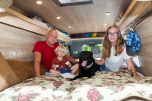 Vilniečių šeimos svajonę keliauti išgelbėjo savadarbis namelis ant ratų