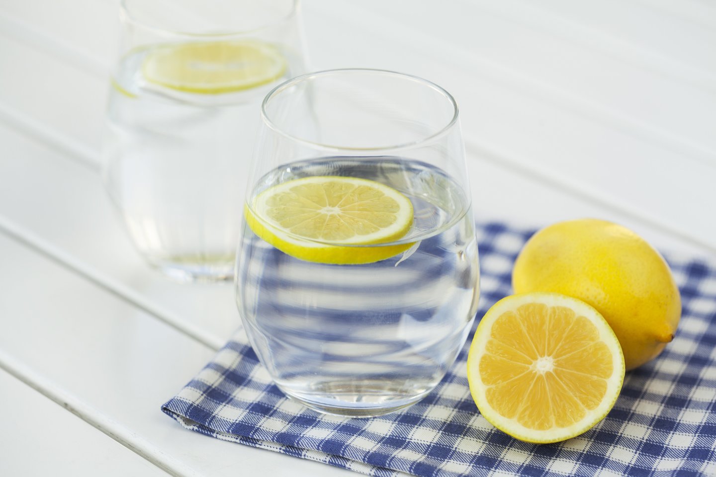 Ne vienas žmogus rytą pradeda nuo stiklinės vandens su citrina.<br>123rf nuotr.