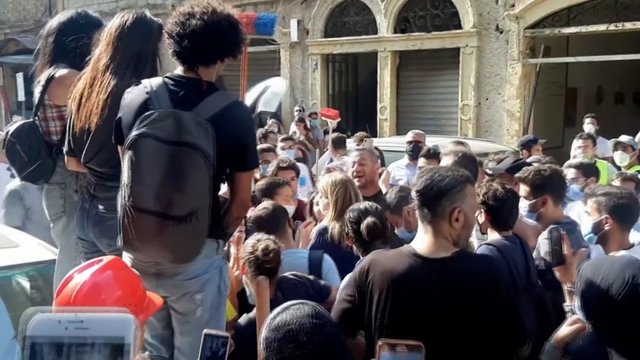 Įpykusi minia Beirute pratrūko: į politikę skriejo vandens buteliai