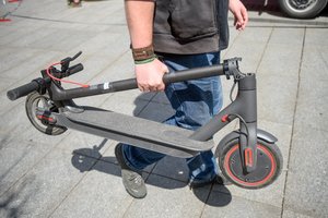 Palangoje BMW vairavęs jaunas vyras nepastebėjo 3 paspirtukais važiavusių žmonių