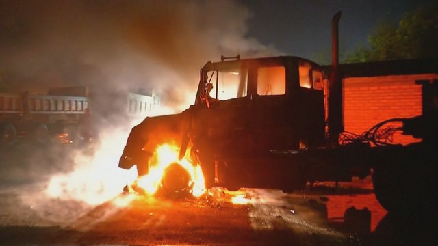 Išpuolis prieš transporto bendrovę: ginkluoti vyrai sunaikino 14 sunkvežimių