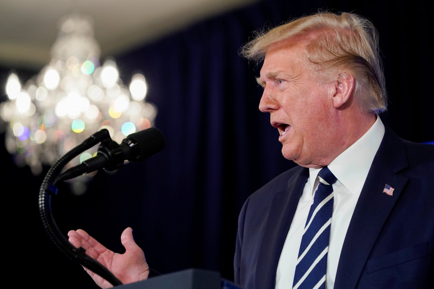  JAV prezidentas Donaldas Trumpas penktadienį pareiškė dalyvausiantis tarptautinėje aukotojų telekonferencijoje, per kurią bus koordinuojama pagalba Libanui po galingo sprogimo Beirute.<br> Reuters/Scanpix nuotr.