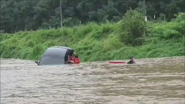 Neeilinis vaizdas: gelbėtojai ištraukė moterį iš upėje skęstančio automobilio