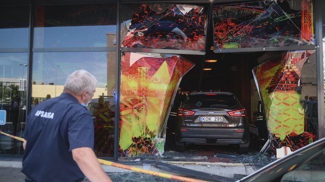 Avarija Vilniuje: „Nissan Qashqai“ įlėkė į kazino vidų