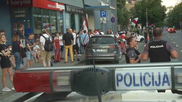 Prie Baltarusijos ambasados Vilniuje – baltarusių protestas: piktinosi, kad nebuvo įleisti balsuoti