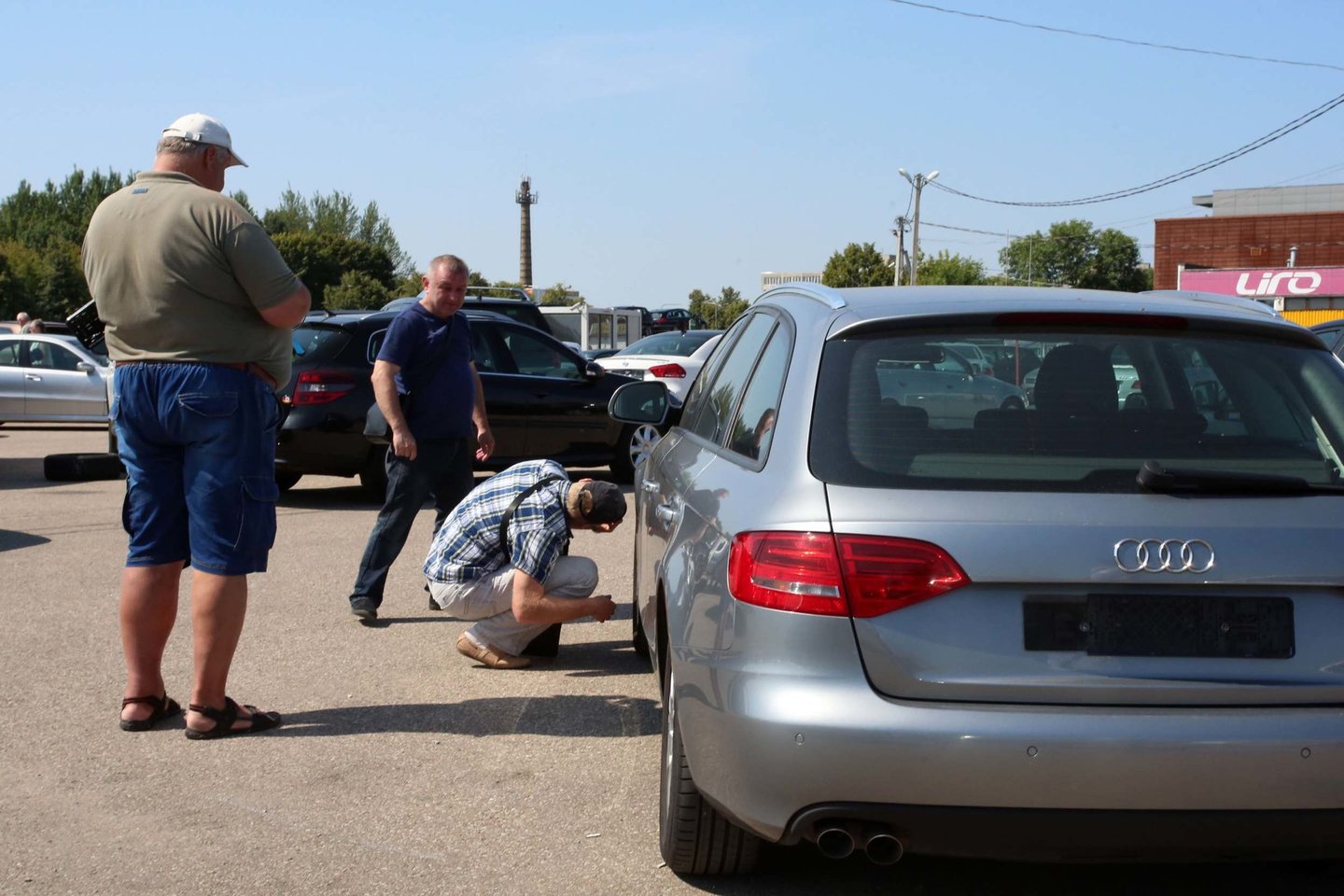Nuo liepos pirmosios Lietuvoje lengvųjų automobilių pirkėjai turi sumokėti ir vadinamąjį taršos mokestį.<br>M.Patašiaus nuotr.